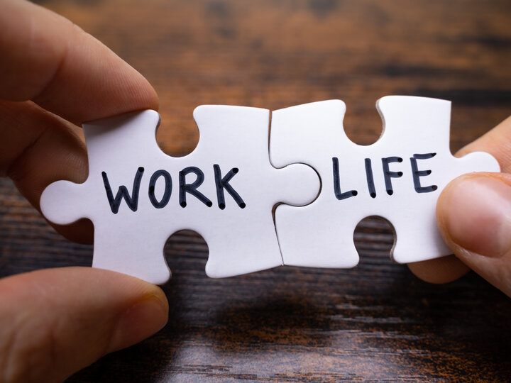 words 'work' and 'life' on puzzle pieces fitting together